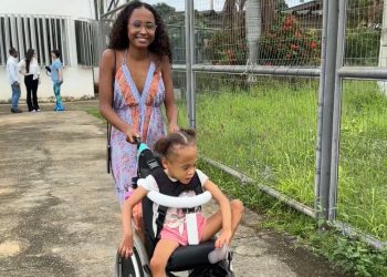 Criança com paralisia cerebral recebe cadeira de rodas adaptada em clínica da Univale