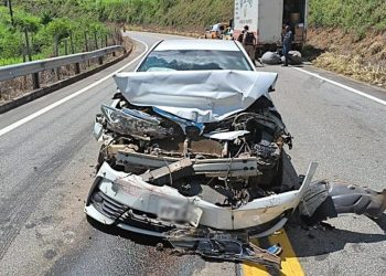 Batida frontal entre caminhão e carro deixa uma pessoa ferida na MGC-259 em Valadares