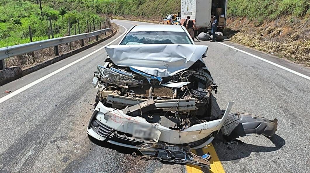 Batida frontal entre caminhão e carro deixa uma pessoa ferida na MGC-259 em Valadares