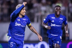 Cruzeiro marca no fim, vence Betim e respira no Mineiro