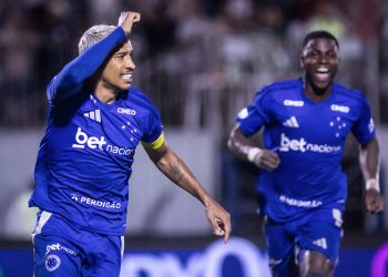 Cruzeiro marca no fim, vence Betim e respira no Mineiro
