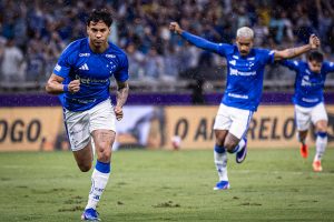 Cruzeiro vence América e assume liderança geral no Campeonato Mineiro