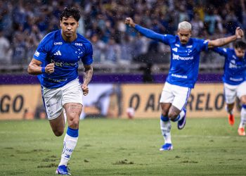 Cruzeiro vence América e assume liderança geral no Campeonato Mineiro