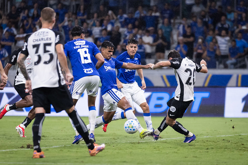 Cruzeiro empata com Corinthians e continua na zona de rebaixamento do Brasileirão