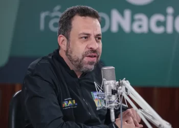 Acabar com a escala 6×1 é prioridade do governo, afirma Boulos