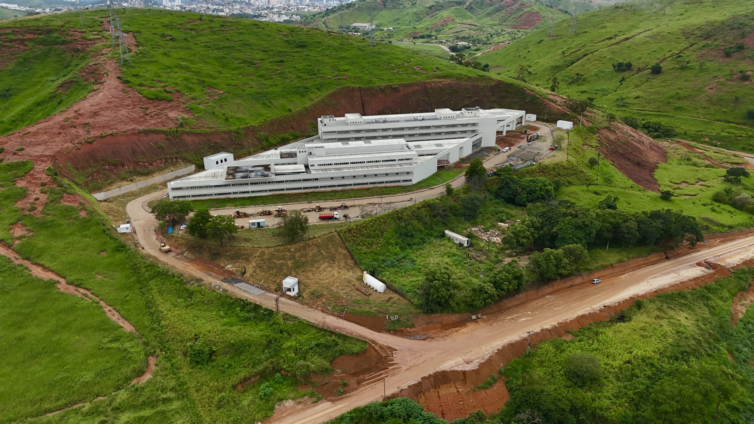 Zema vistoria obras e reafirma entrega do Hospital Regional de Valadares até o fim deste ano
