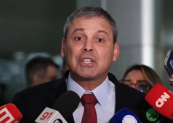 Governo deve enviar projeto para acabar com escala 6×1, diz líder