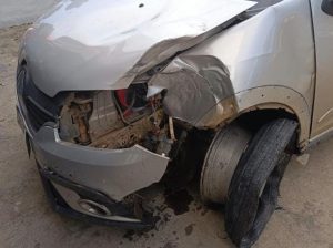 Padre e jovem com sinais de embriaguez são conduzidos à delegacia após acidente de carro em posto de combustível