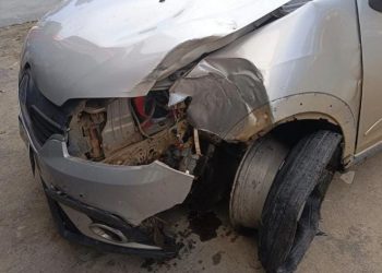 Padre e jovem com sinais de embriaguez são conduzidos à delegacia após acidente de carro em posto de combustível