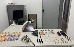 Homem é preso e arma e entorpecentes são apreendidos durante operação da PM em Ferruginha