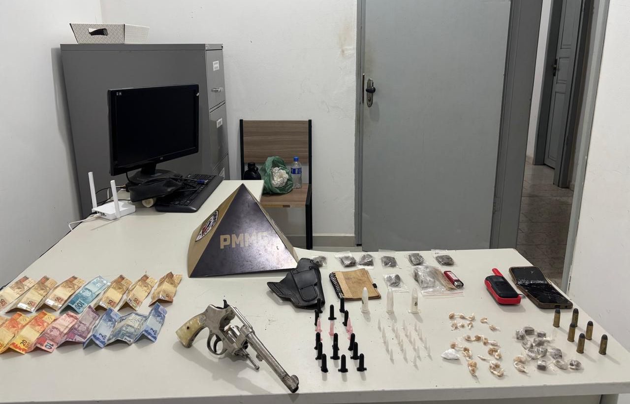 Homem é preso e arma e entorpecentes são apreendidos durante operação da PM em Ferruginha
