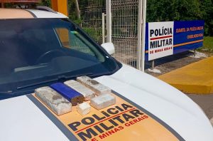 Abordagem em ônibus na BR-259 resulta em prisão e apreensão de drogas em Conselheiro Pena