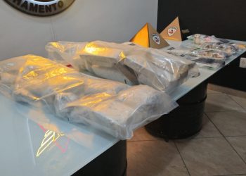 Casal é preso com drogas, arma e submetralhadora no bairro Altinópolis