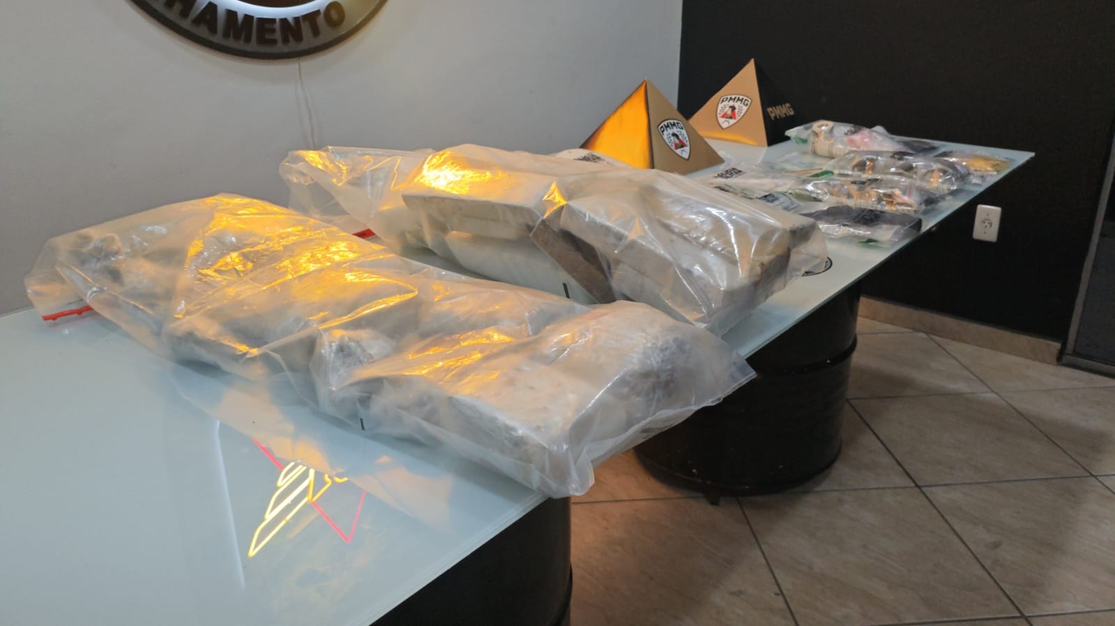 Casal é preso com drogas, arma e submetralhadora no bairro Altinópolis