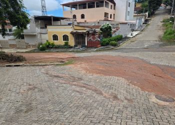 Moradores denunciam situação de risco após rua ceder com as chuvas em Valadares