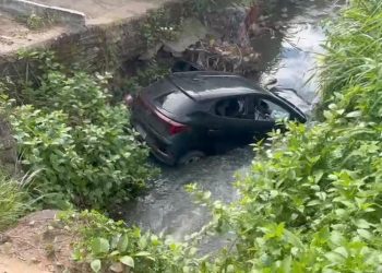 Carro cai em canal e fica parcialmente submerso no Nova Vila Bretas