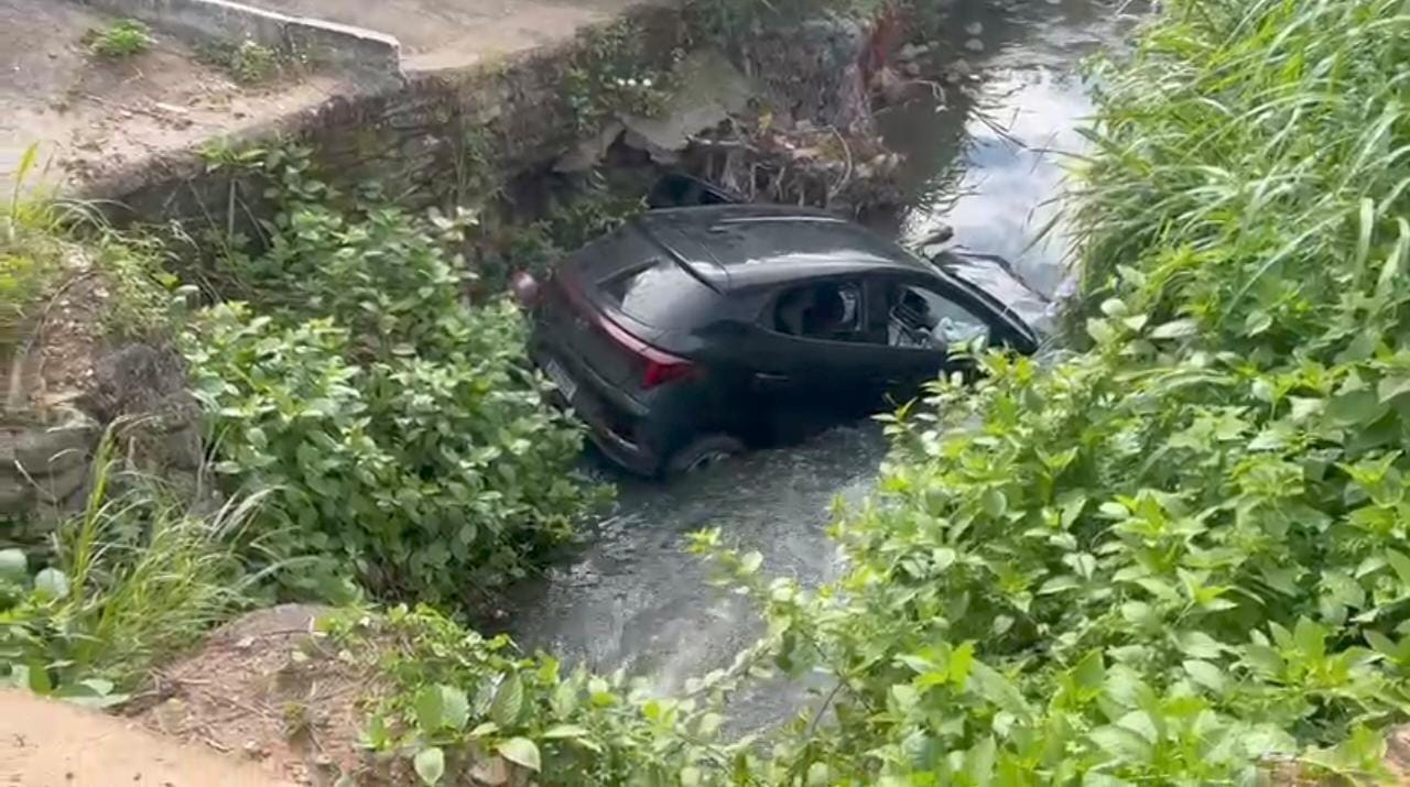 Carro cai em canal e fica parcialmente submerso no Nova Vila Bretas