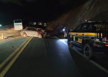 Colisão frontal entre carro e motocicleta deixa duas pessoas mortas na BR-381 em Valadares