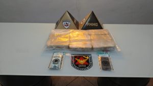 Três homens são detidos com oito barras de pasta base de cocaína no Centro de Valadares