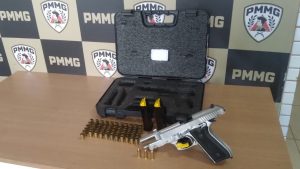 PM prende casal suspeito de homicídio e apreende arma do crime em Caratinga