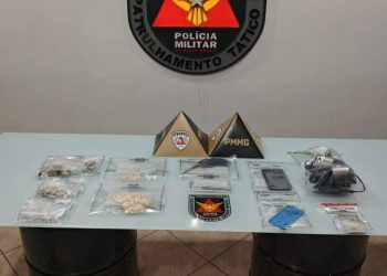 Dois homens são presos com arma e drogas durante ação da PM no bairro Vila do Sol