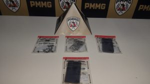 Ação da PM após perseguição prende dois jovens e apreende drogas no bairro Santa Rita