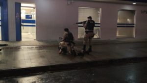 Treinamento da PM simula ataque a caixas eletrônicos no bairro Santa Rita
