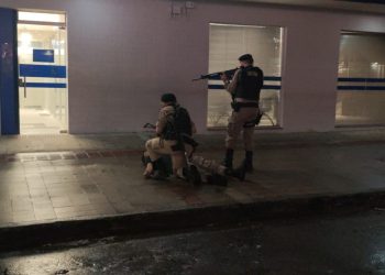 Treinamento da PM simula ataque a caixas eletrônicos no bairro Santa Rita