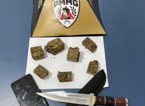 PM prende homem com tornozeleira eletrônica e apreende sete barras de maconha em São José da Safira