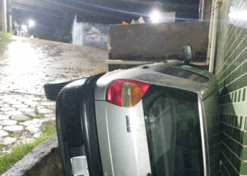 Motorista perde controle e carro tomba no Santa Helena