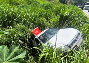 Colisão na BR-259 em Valadares deixa feridos e carro vai parar em uma ribanceira