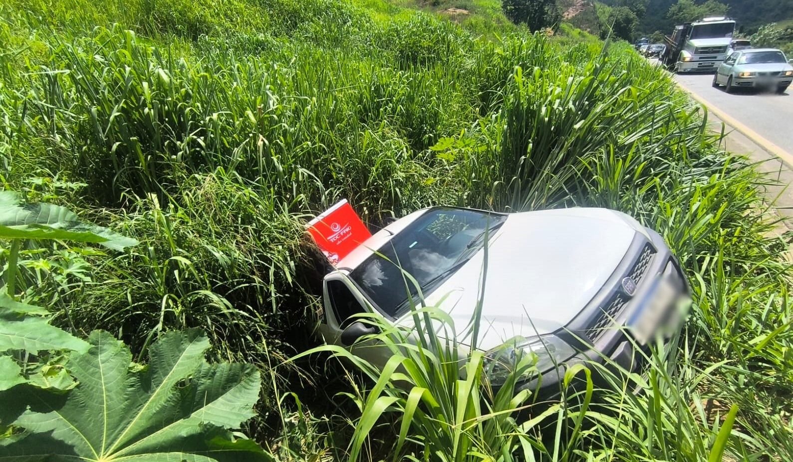 Colisão na BR-259 em Valadares deixa feridos e carro vai parar em uma ribanceira