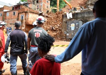 Voluntários cruzam estados para ajudar vítimas das chuvas em MG