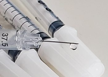 Justiça determina avaliação médica de bebê sem vacinação em Pedra Azul