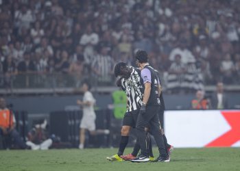 Cissé sofre corte no pé durante clássico e inicia recuperação no Atlético