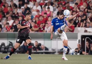 Cruzeiro perde para Athletico Paranaense e vê crise se aprofundar com a lanterna do Brasileirão
