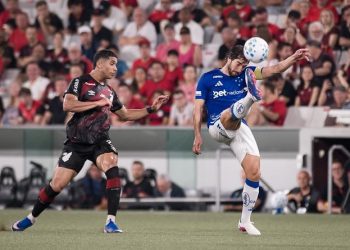 Cruzeiro perde para Athletico Paranaense e vê crise se aprofundar com a lanterna do Brasileirão