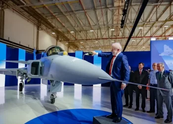 Lula batiza primeiro caça Gripen produzido no Brasil