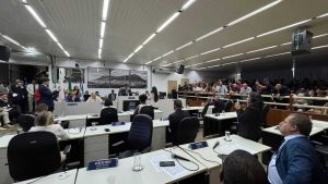 Câmara de Valadares aprova recebimento de denúncia contra prefeito Coronel Sandro que pode resultar em impeachment