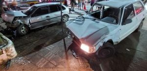 Quatro pessoas ficam feridas em acidente envolvendo dois carros e motocicleta em Mantena
