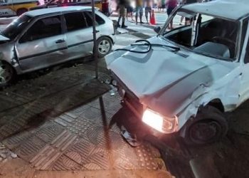 Quatro pessoas ficam feridas em acidente envolvendo dois carros e motocicleta em Mantena