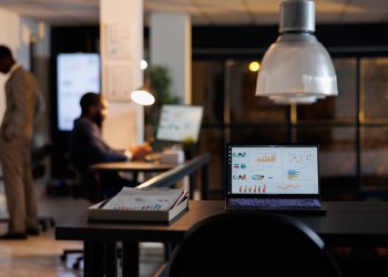 O jogo invisível: A coragem de permanecer íntegro quando o sistema exige adesão