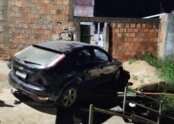 Homem é preso após agredir companheira em festa de casamento, fugir e bater carro contra um muro em Valadares