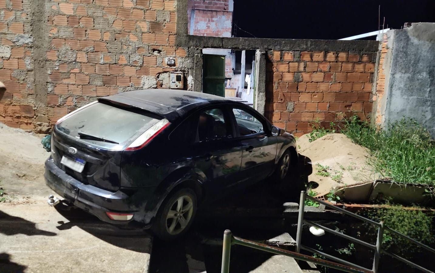 Homem é preso após agredir companheira em festa de casamento, fugir e bater carro contra um muro em Valadares
