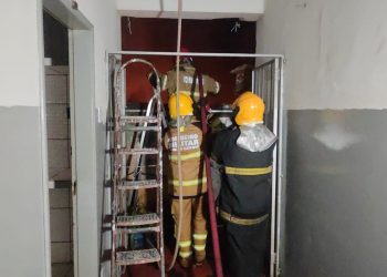 Bombeiros finalizam rescaldo após incêndio em empresa no Centro de Valadares