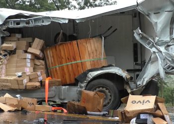 Motorista de van fica ferido em grave acidente na BR-116, em Inhapim