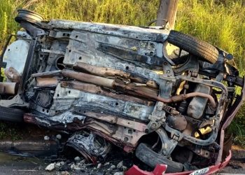 Jovem morre carbonizado após colisão de carro com poste em Ipatinga
