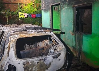 Fogo atinge casa no centro de Galiléia e pode ter origem criminosa