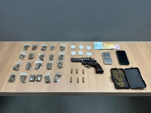 PM prende homem com arma e drogas em Manhuaçu