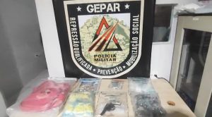 Operação da PM no bairro Carapina termina com prisão e apreensão de drogas e arma